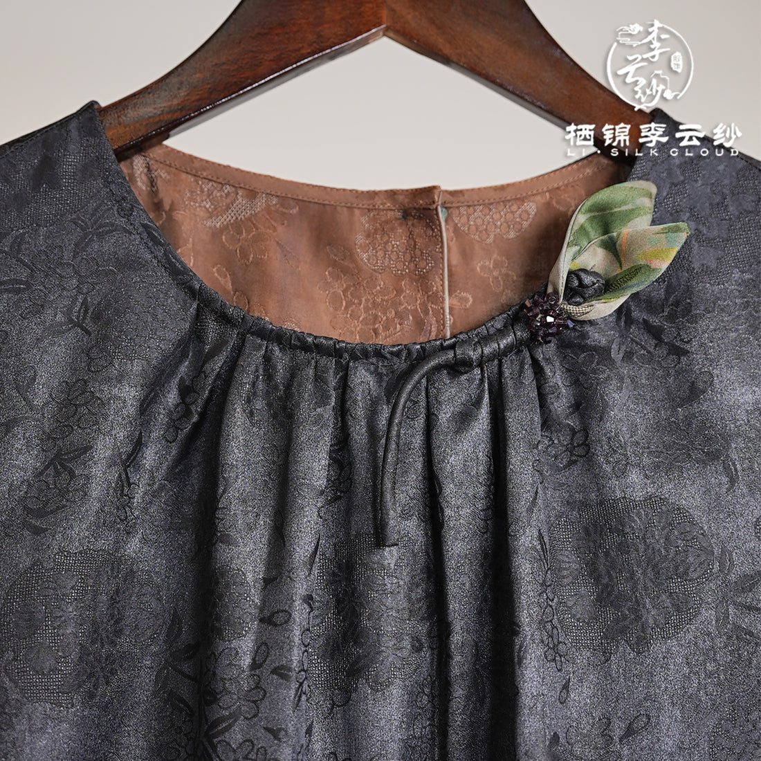 New Chinese-style embroidered dress l Detachable belt +elegant bow tie | Slim-fitting retro style | Guangdong Black Pearl Gambiered Guangdong Gauze xiangyunsha