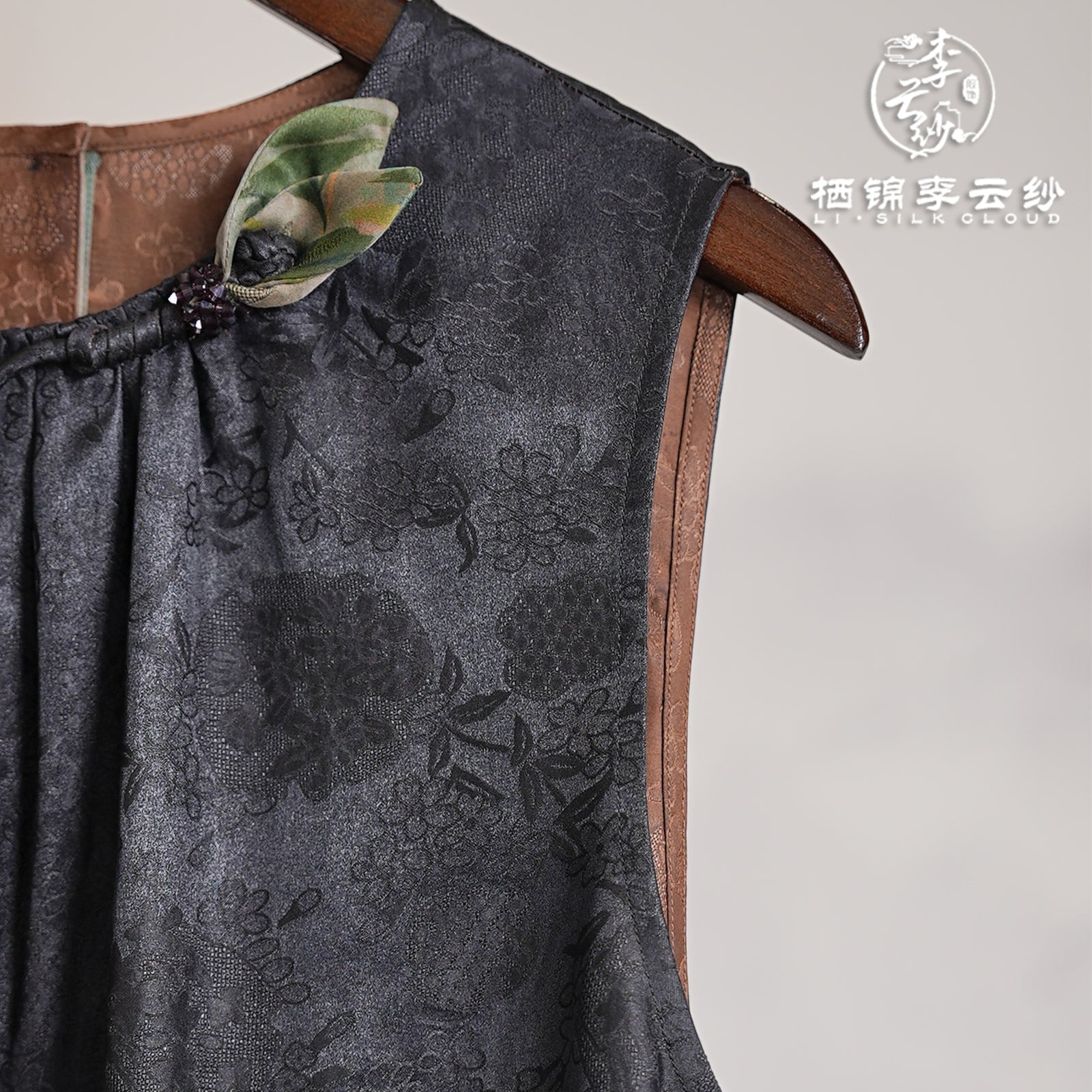 New Chinese-style embroidered dress l Detachable belt +elegant bow tie | Slim-fitting retro style | Guangdong Black Pearl Gambiered Guangdong Gauze xiangyunsha