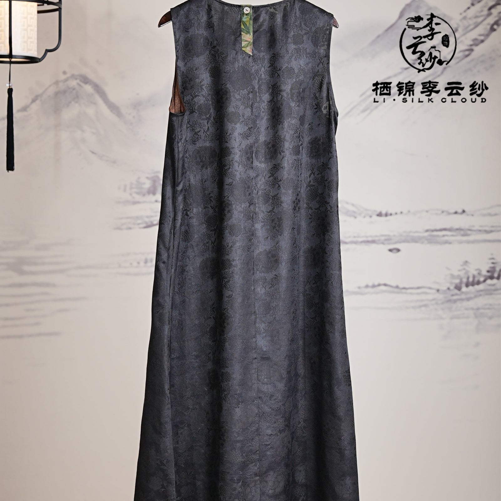 New Chinese-style embroidered dress l Detachable belt +elegant bow tie | Slim-fitting retro style | Guangdong Black Pearl Gambiered Guangdong Gauze xiangyunsha