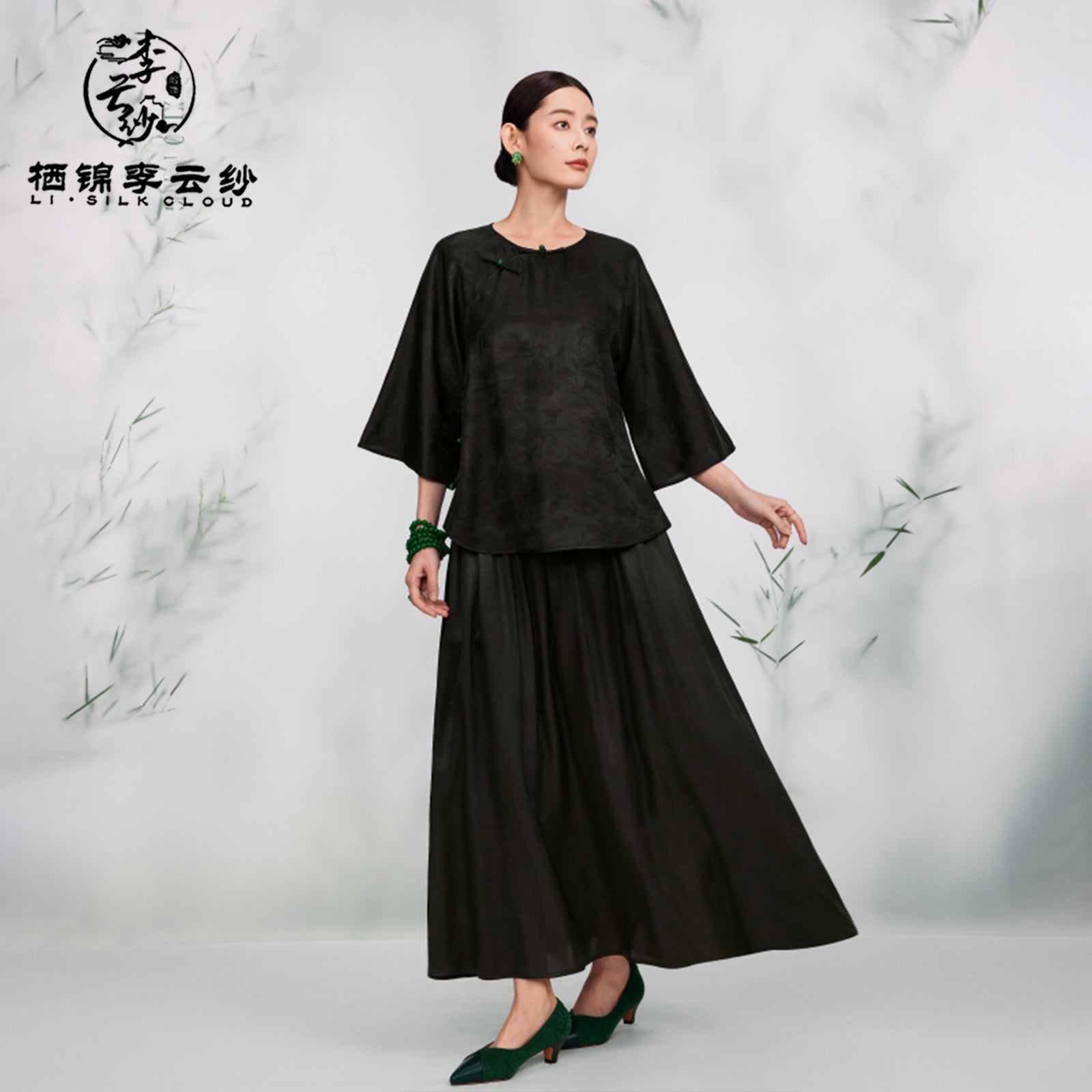 Silk Top & Elegant  Traditional Outfit Guangdong Black Pearl Gambiered Guangdong Gauze xiangyunsha