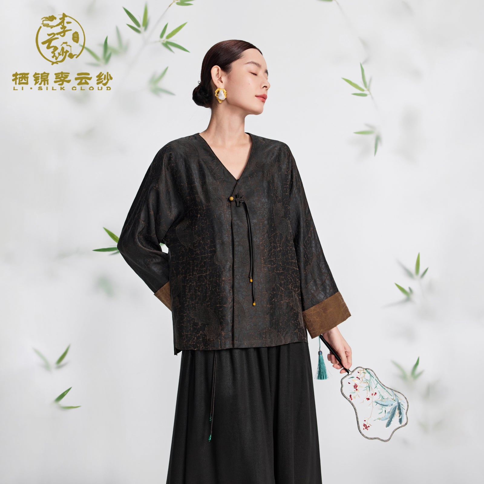 Xiangyunsha contrasting color top · Hand-knotted rope knot· Pearl button Guangdong Black Pearl Gambiered Guangdong Gauze xiangyunsha