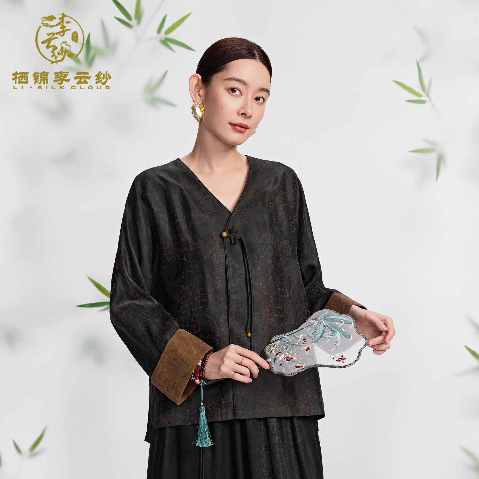Xiangyunsha contrasting color top · Hand-knotted rope knot· Pearl button Guangdong Black Pearl Gambiered Guangdong Gauze xiangyunsha