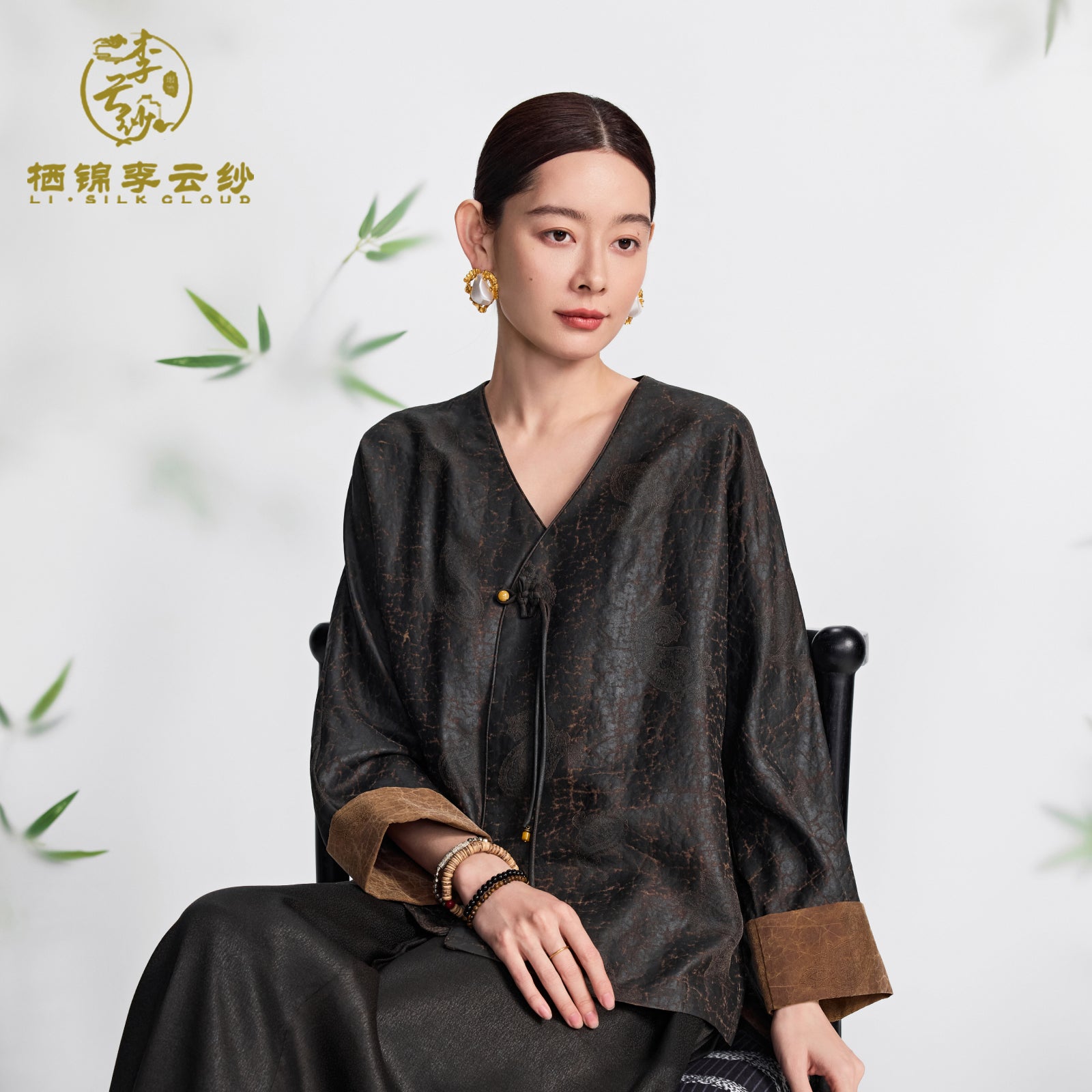 Xiangyunsha contrasting color top · Hand-knotted rope knot· Pearl button Guangdong Black Pearl Gambiered Guangdong Gauze xiangyunsha