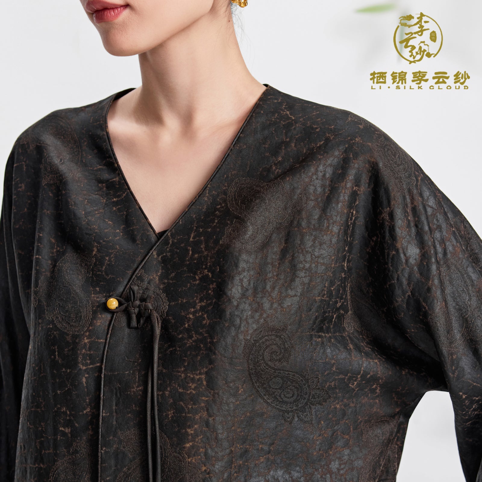 Xiangyunsha contrasting color top · Hand-knotted rope knot· Pearl button Guangdong Black Pearl Gambiered Guangdong Gauze xiangyunsha