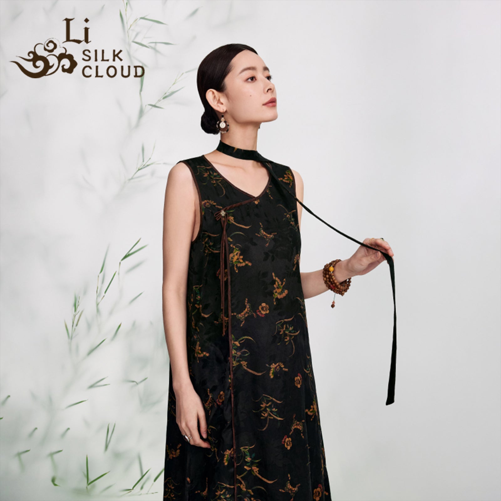 100% SILK dress Sleeveless Xiangyunsha Chinese style Gold Embroidery Side Slit Guangdong Black Pearl Gambiered Guangdong xiangyunsha