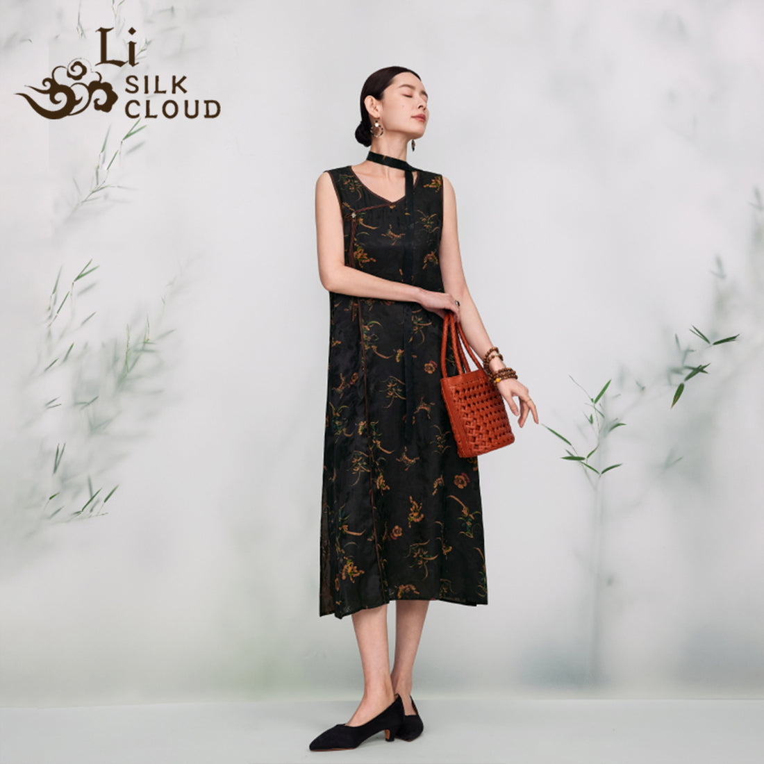 100% SILK dress Sleeveless Xiangyunsha Chinese style Gold Embroidery Side Slit Guangdong Black Pearl Gambiered Guangdong xiangyunsha