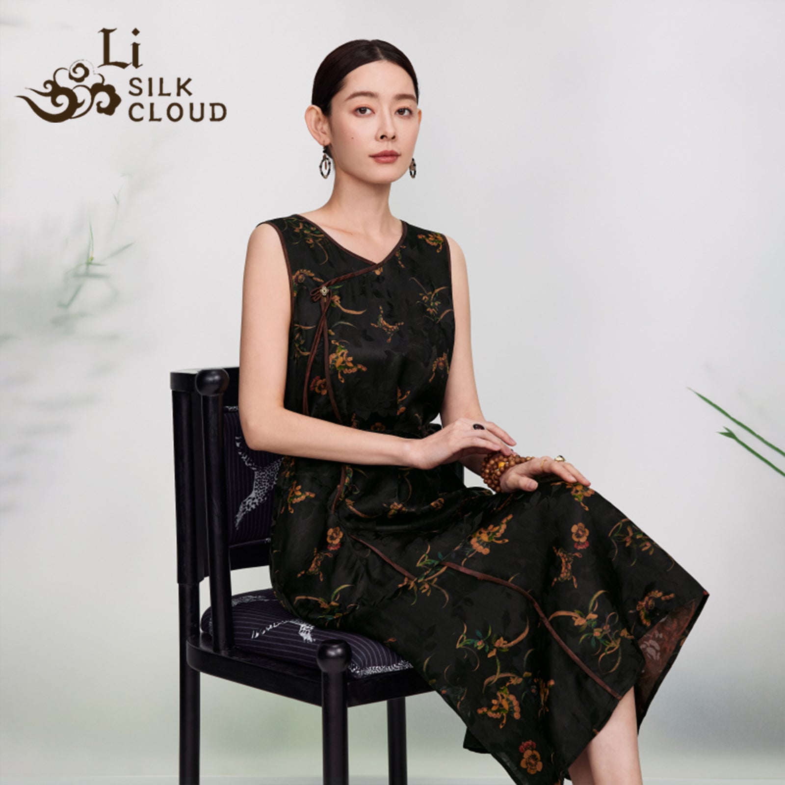 100% SILK dress Sleeveless Xiangyunsha Chinese style Gold Embroidery Side Slit Guangdong Black Pearl Gambiered Guangdong xiangyunsha