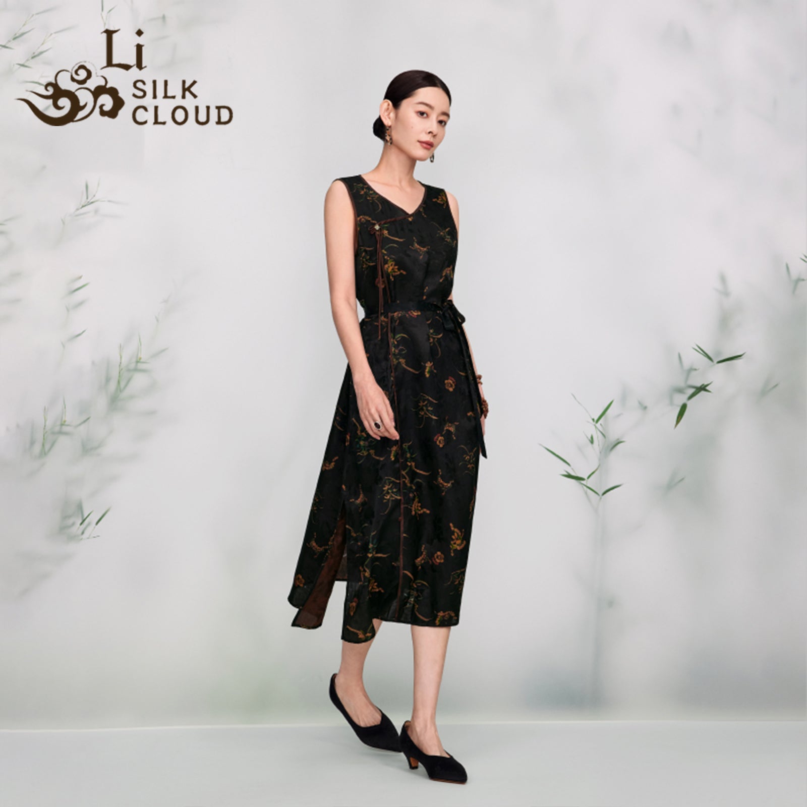 100% SILK dress Sleeveless Xiangyunsha Chinese style Gold Embroidery Side Slit Guangdong Black Pearl Gambiered Guangdong xiangyunsha