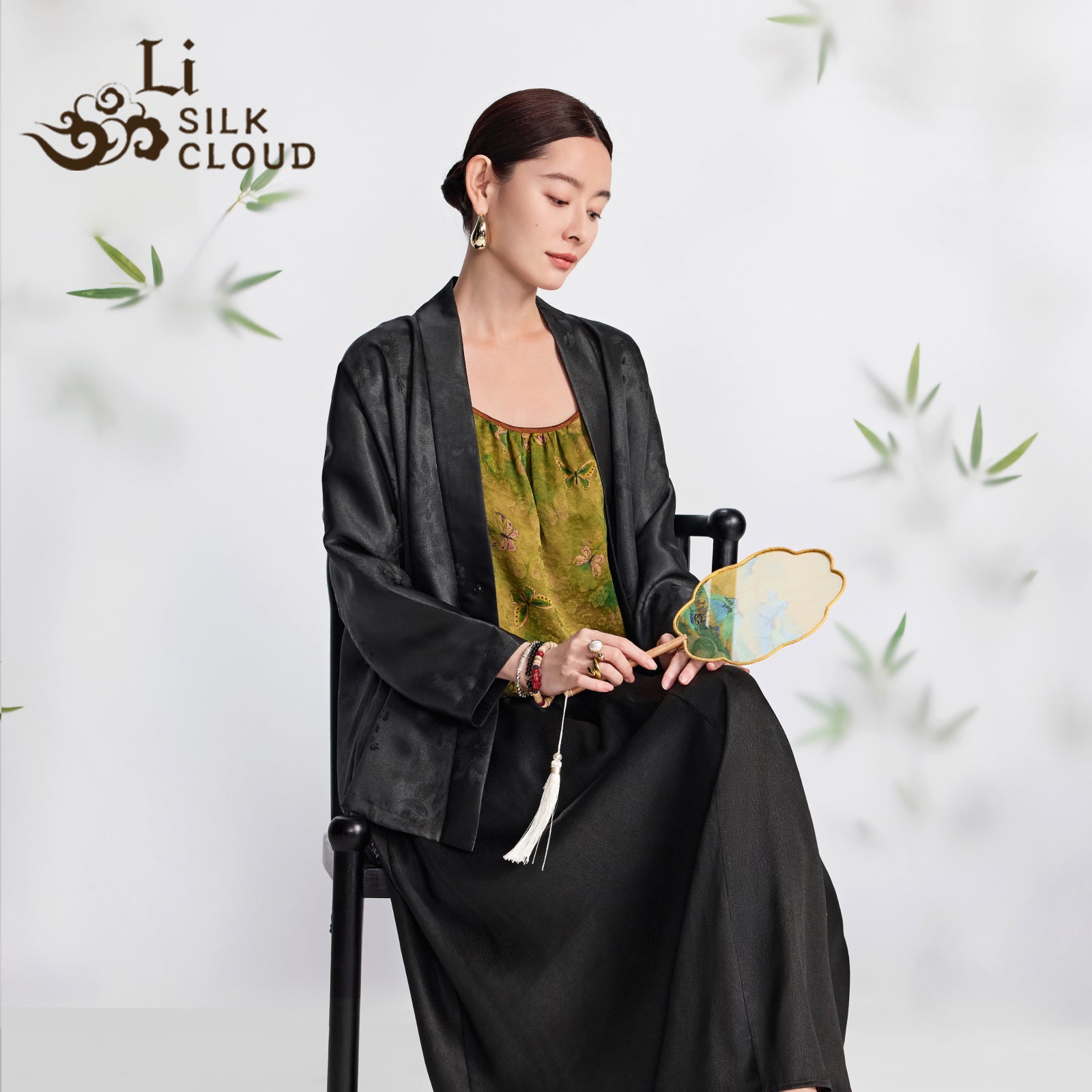 Xiangyunsha Silk Coat | Hand-Stitched Florals |Suitable forboth air-conditioned rooms and outdoors Elegant and notsweaty Guangdong Black Pearl Gambiered GuangdongGauze xiangyunsha
