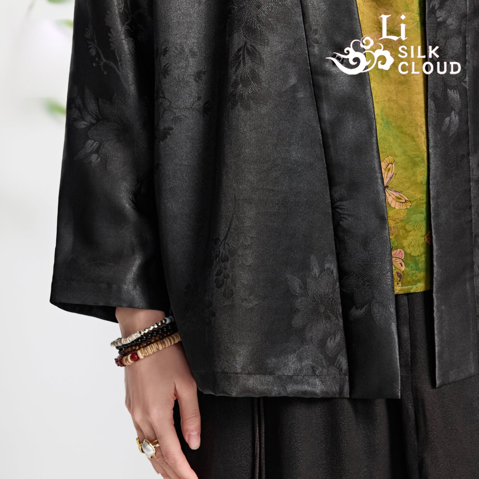 Xiangyunsha Silk Coat | Hand-Stitched Florals |Suitable forboth air-conditioned rooms and outdoors Elegant and notsweaty Guangdong Black Pearl Gambiered GuangdongGauze xiangyunsha