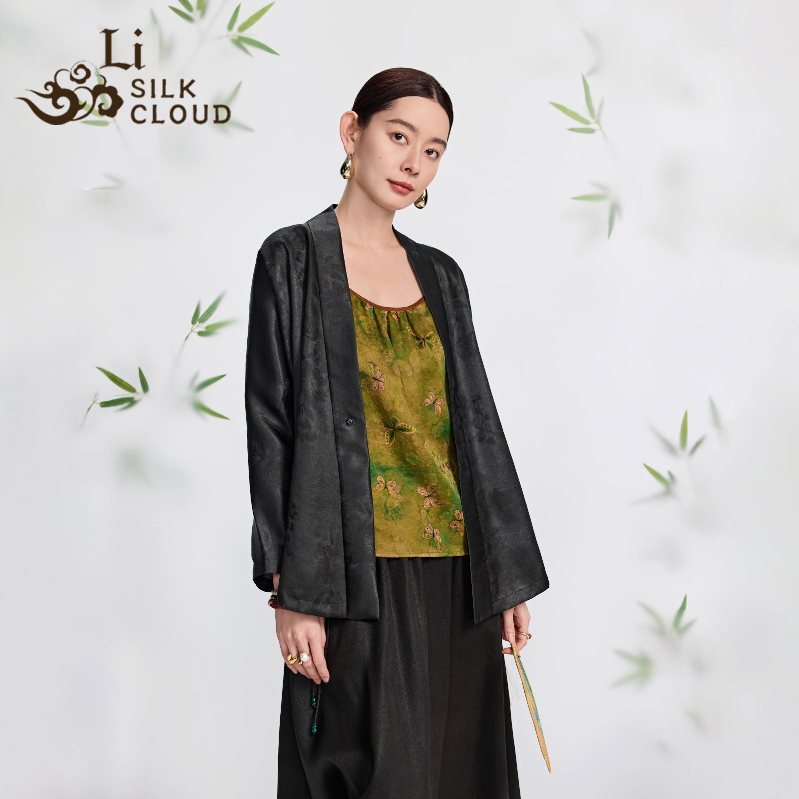 Xiangyunsha Silk Coat | Hand-Stitched Florals |Suitable forboth air-conditioned rooms and outdoors Elegant and notsweaty Guangdong Black Pearl Gambiered GuangdongGauze xiangyunsha
