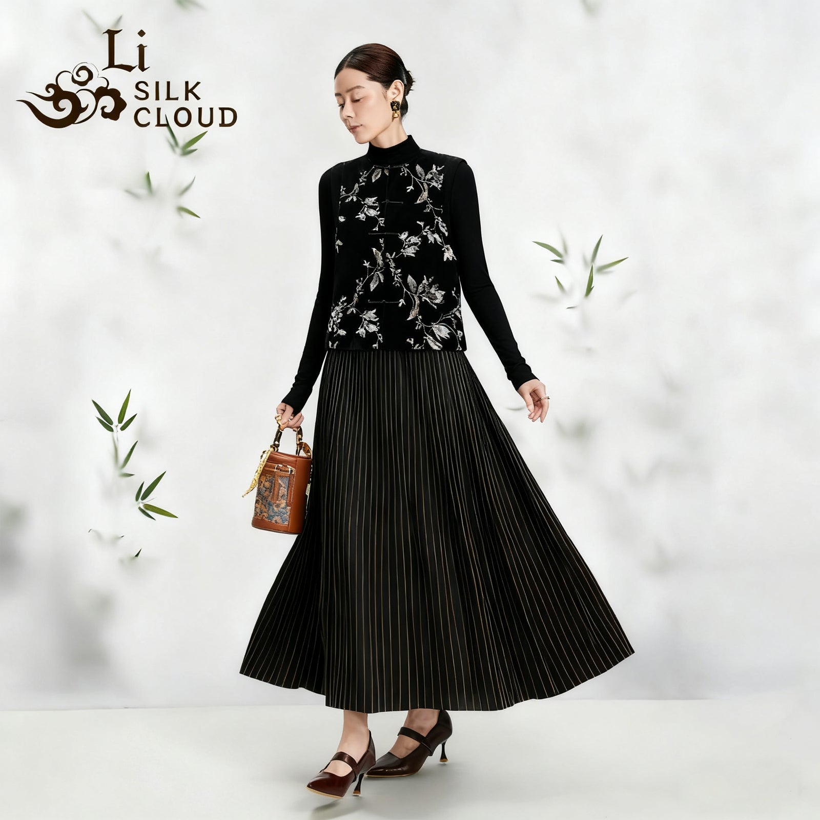 Xiangyunsha waistcoat . Handmade button fastenings · Floraland bird motifs Guangdong Black Pearl Gambiered Guangdong Gauze xiangyunsha