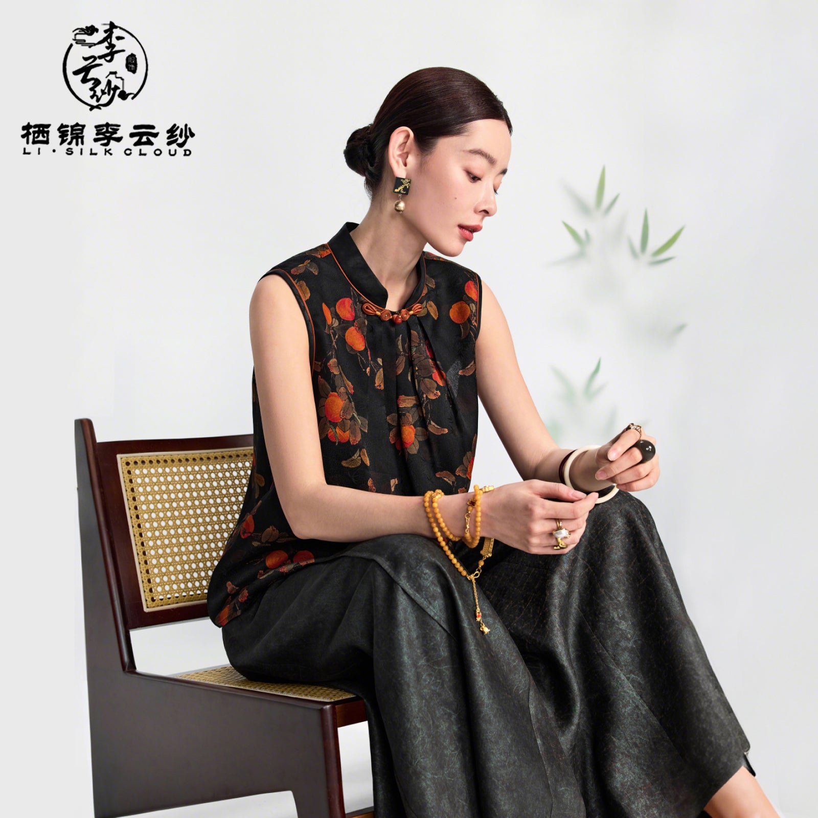 Stand-Collar Vest - 100% Mulberry Silk, Traditional Oriental Sleevel Guangdong Black Pearl Gambiered Guangdong Gauze xiangyunsha