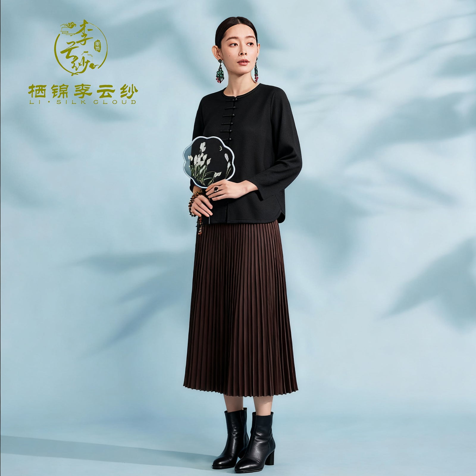 Cashmere Chinese-style coat . Handmade button fastenings. Curved hem Guangdong Black Pearl GambieredGuangdong Gauze xiangyunsha