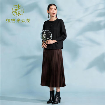Cashmere Chinese-style coat . Handmade button fastenings. Curved hem Guangdong Black Pearl GambieredGuangdong Gauze xiangyunsha