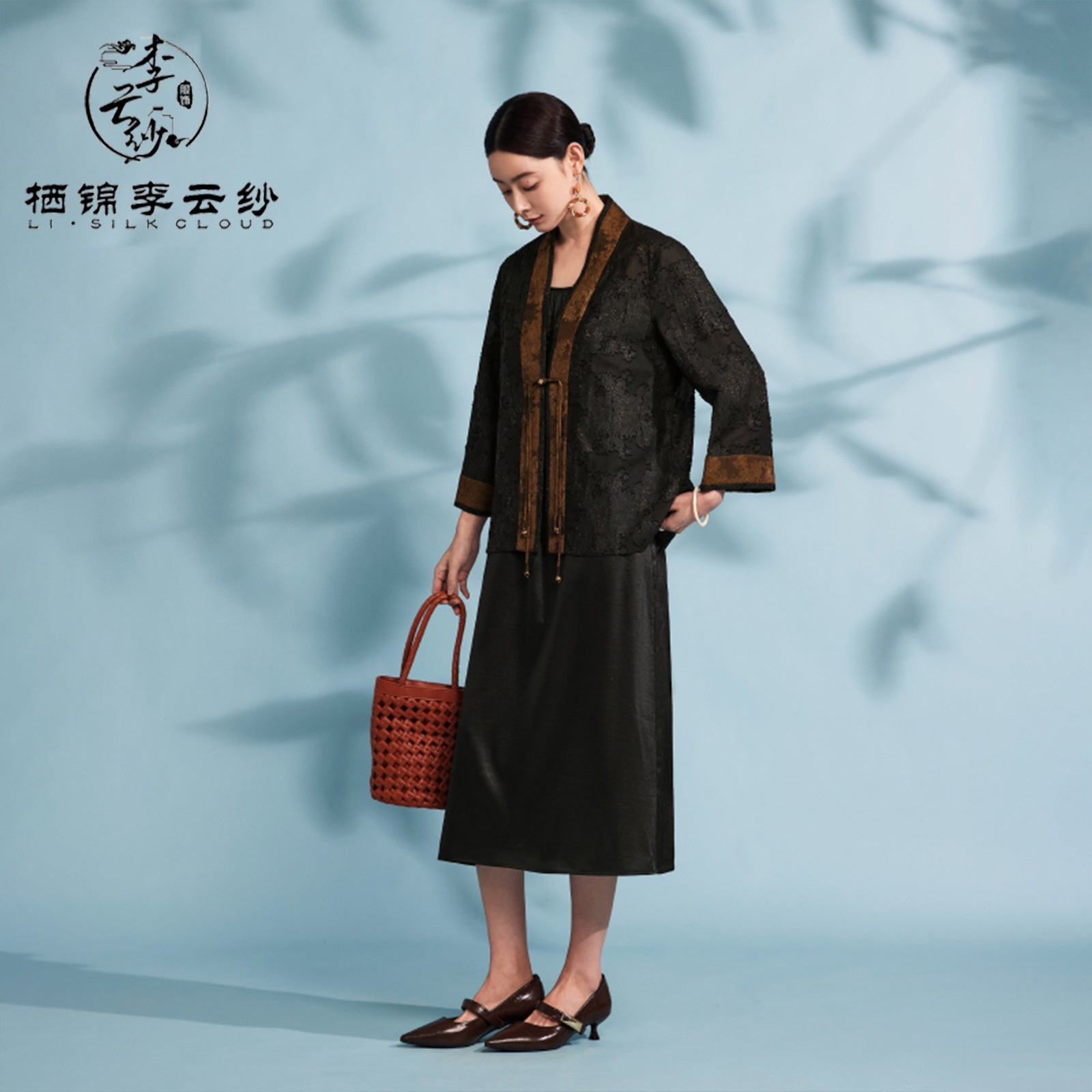 Chinese Style Xiangyunsha coat Handmade Silk EmbroideryElegant Oriental Charm Guangdong Black Pearl GambieredGuangdong Gauze xiangyunsha